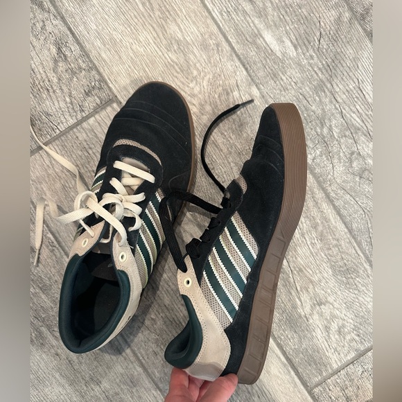 SALE💸💙💙Adidas skate boarding men’s black, green and cream. - Picture 11 of 16